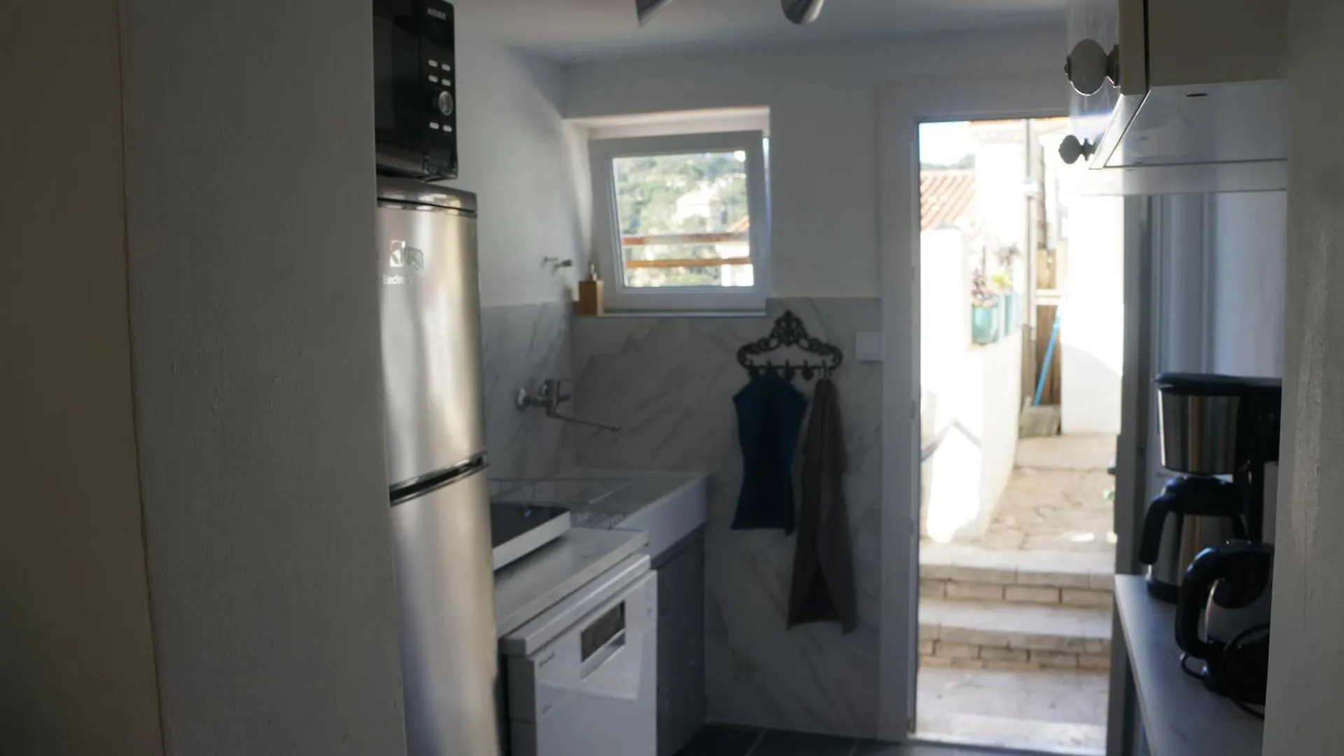 Charming Seaside Condo Ensues-la-Redonne