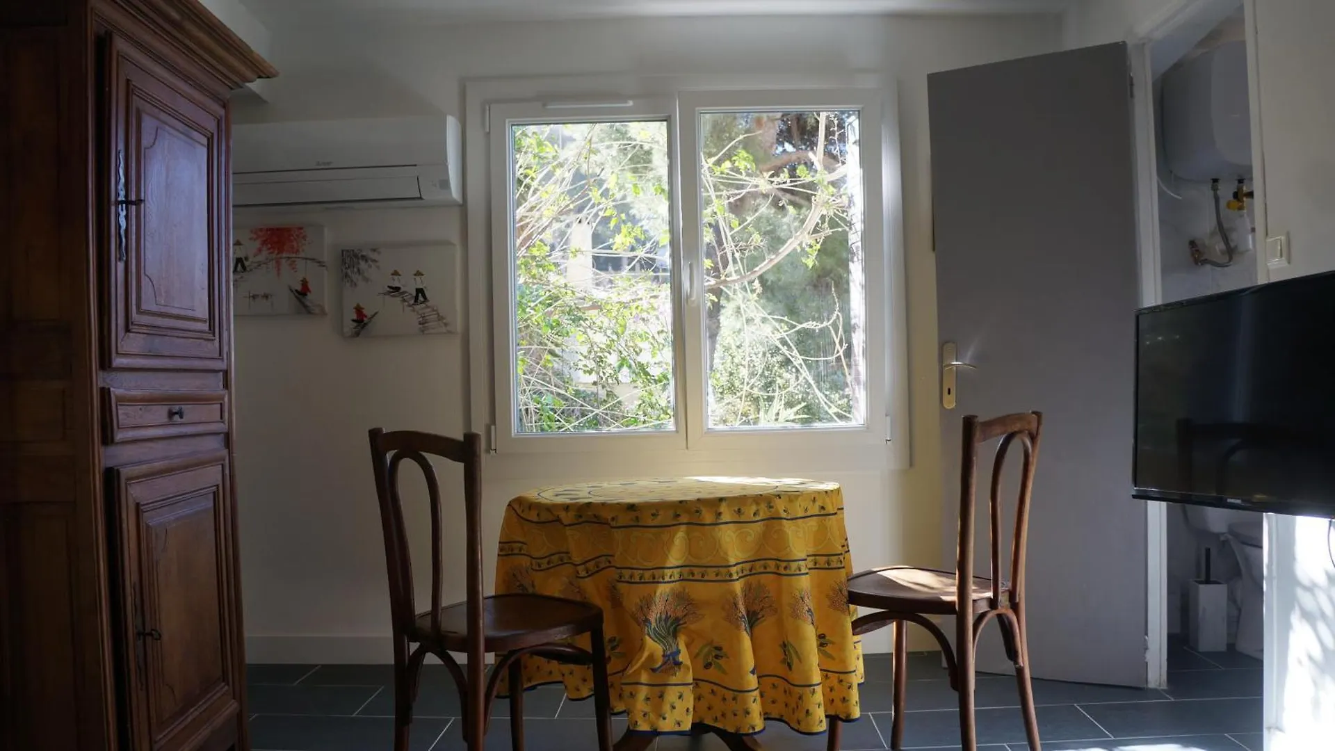 Charming Seaside Condo Ensues-la-Redonne France