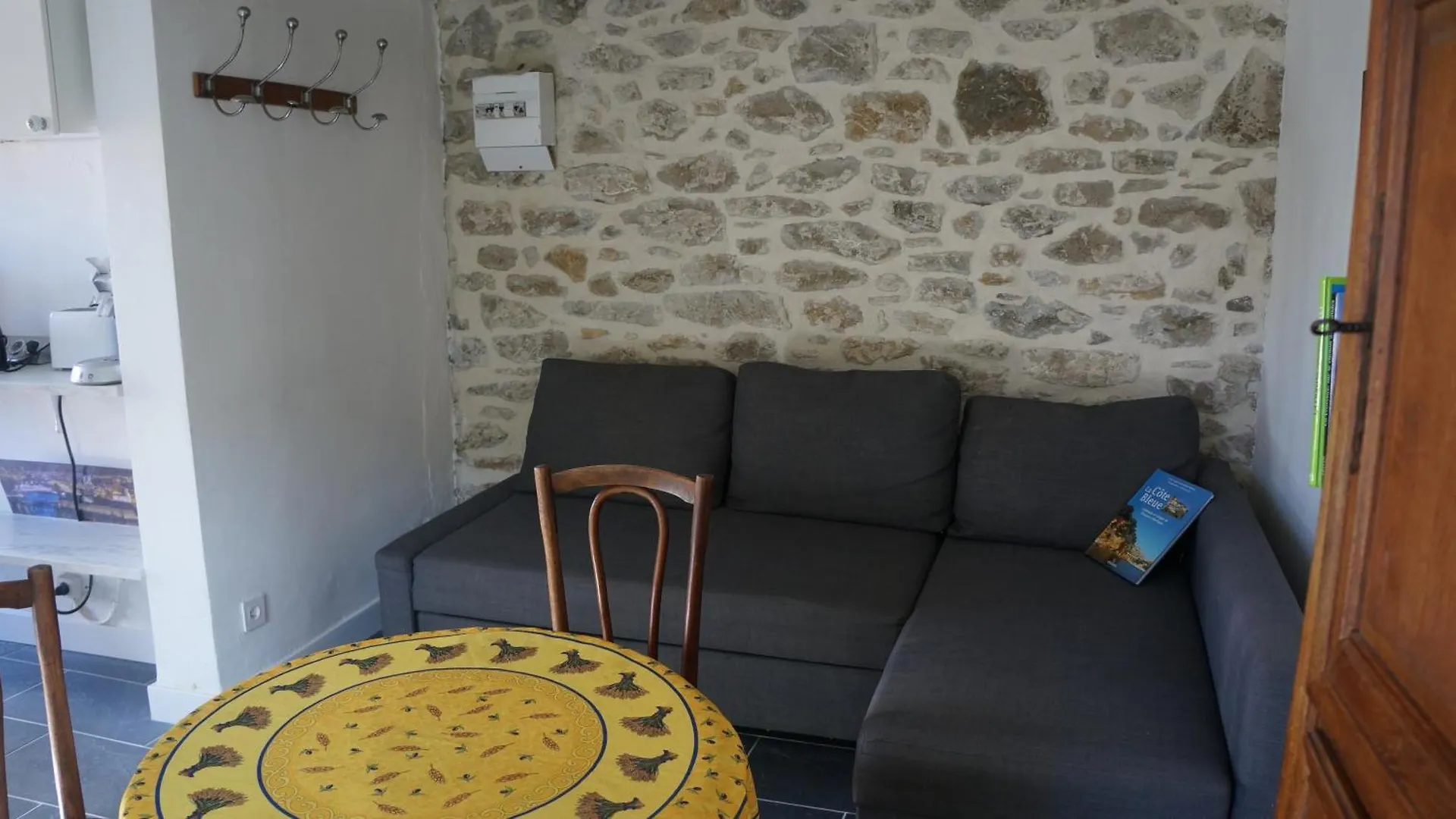 Charming Seaside Condo Ensues-la-Redonne 0*,